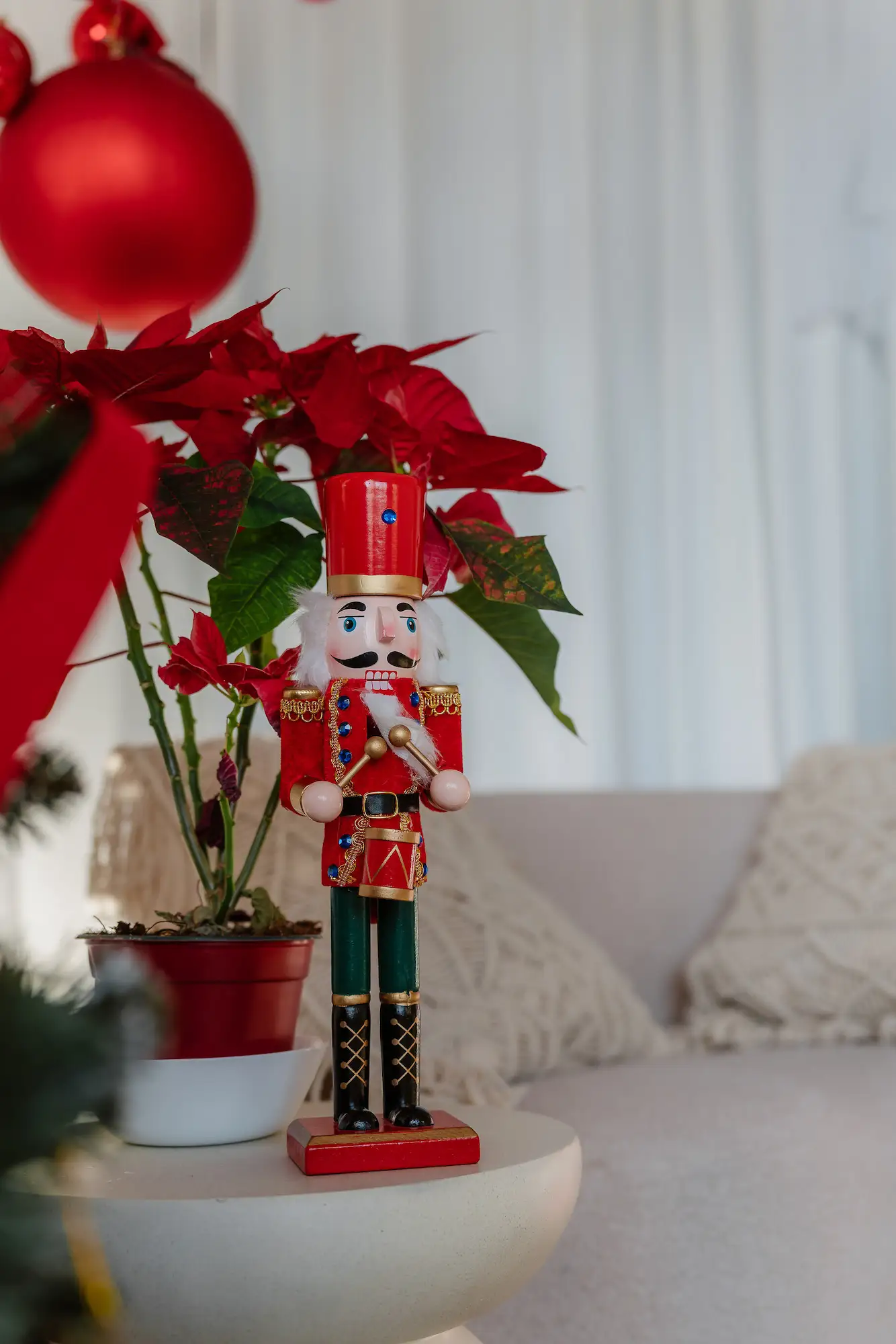 Luskáčik a poinsettia na stolíku — vianočné fotenie Bratislava